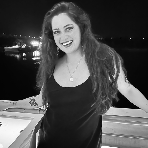 Meet your Posher, Emily! - Picture 1 of 3